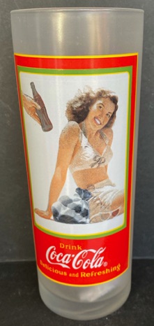 303002-1 € 4,00 coca cola glas dame in bikini mat glas D6,5 H 17 cm.jpeg